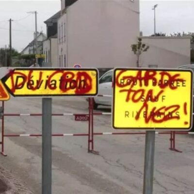 nettoyant effaceur de graffiti et tag panneau de signalisation