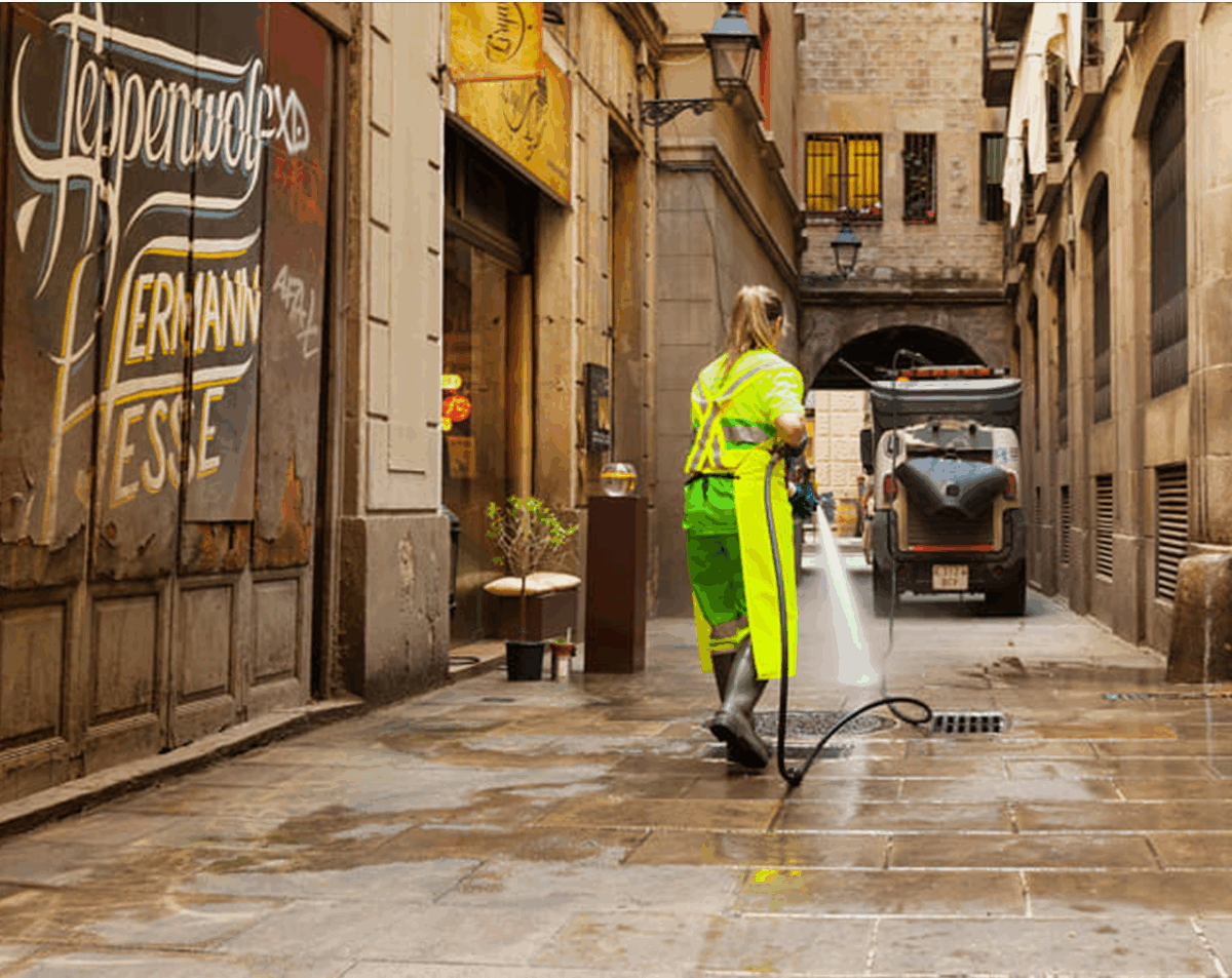 Femme qui nettoie la rue