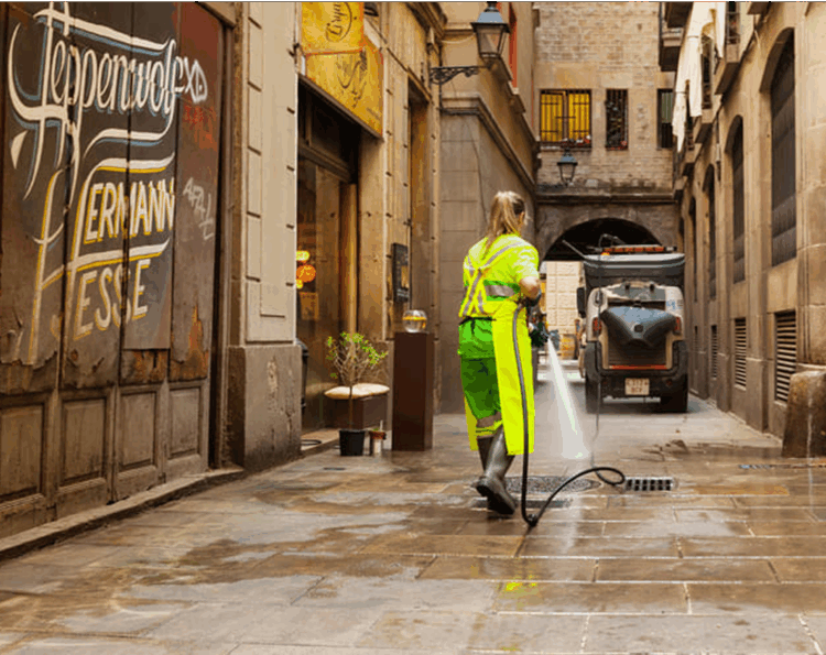 Femme qui nettoie la rue